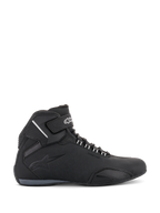 Chaussures Alpinestars Sektor Waterproof, chaussures de moto, noir, vue de profil présentant un châssis en microfibre légère, sangle de cheville avec marquage blanc, logo embossé et design athlétique à coupe basse pour la conduite sur route.