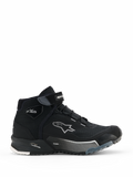 Chaussures de moto Alpinestars CR-X Women's Drystar, baskets montantes noires, vue latérale de chaussures de conduite urbaine pour femme avec lacets et sangle velcro, logo étoile Alpinestars blanc, marquages « Drystar » et « TPF » sur la semelle intermédiaire, semelle en caoutchouc robuste avec motifs blancs et gris.