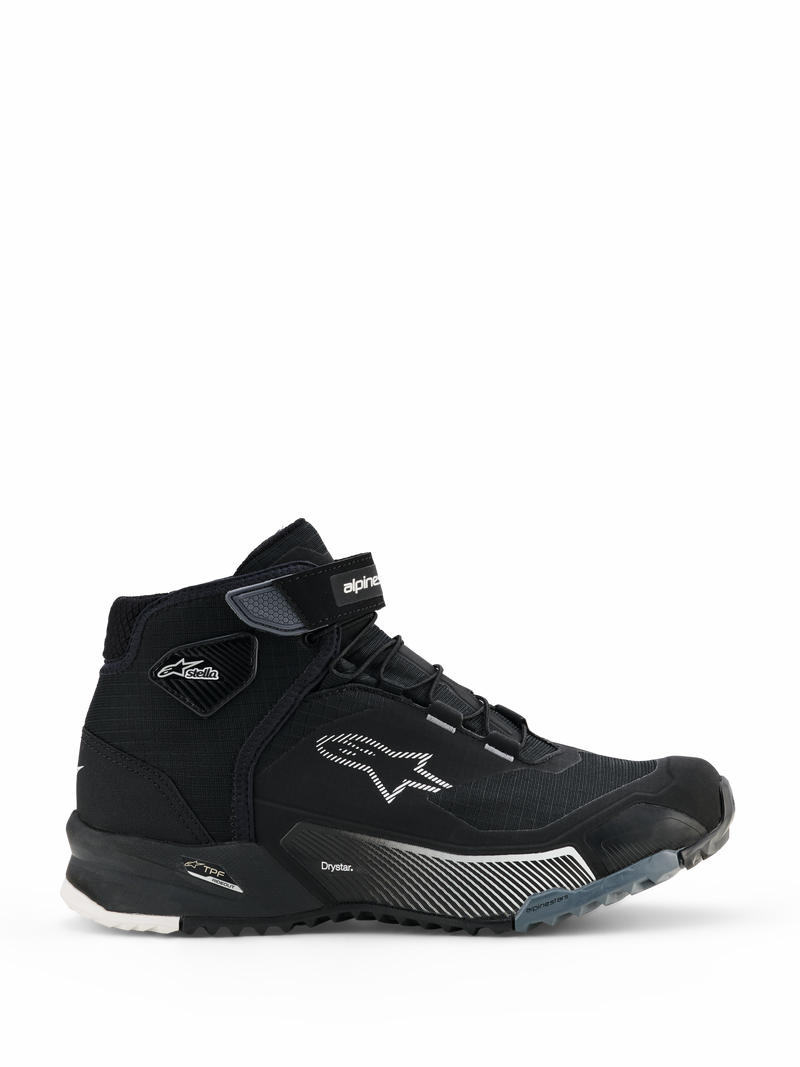 Chaussures de moto Alpinestars CR-X Women's Drystar, baskets montantes noires, vue latérale de chaussures de conduite urbaine pour femme avec lacets et sangle velcro, logo étoile Alpinestars blanc, marquages « Drystar » et « TPF » sur la semelle intermédiaire, semelle en caoutchouc robuste avec motifs blancs et gris.