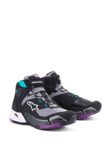 Chaussures de moto pour femme Alpinestars CR-X Drystar®, chaussures de moto, noir, gris, prune et bleu sarcelle, avec logo Alpinestars blanc sur le côté, semelle extérieure violette, accents bleu sarcelle et design athlétique élégant pour un confort de marche et de conduite