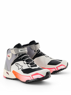 Chaussures de moto Alpinestars CR-X Drystar® pour femme, blanc, gris moyen, noir et rose Diva, silhouette athlétique épurée avec accents en dégradé rose éclatant, sangles velcro à la cheville et logo Astar sur le côté, chaussures de protection imperméables pour la route