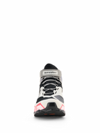 Chaussures de moto pour femme Alpinestars CR-X Drystar®, chaussures de moto pour femme, blanc, gris moyen, noir et rose Diva, vue de face avec lacets gris et sangle de cheville avec logo, design de style athlétique avec accents roses sur la semelle, chaussures de moto imperméables