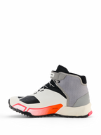 Chaussures de moto Alpinestars CR-X Drystar® Femme, blanc, gris moyen, noir et rose diva, profil latéral au design sportif avec sangle de cheville et semelle épaisse, conçues pour un confort de marche durable et la protection