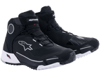 Chaussures de moto Alpinestars CR-X Drystar en noir et blanc, chaussures de moto imperméables de style sportif dotées d'une semelle extérieure blanche, tige en textile noir avec accents de logo blancs et disques de protection aux chevilles.