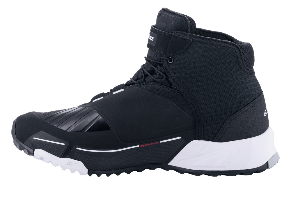 Chaussures de moto Alpinestars CR-X Drystar®, chaussures de moto, noir et blanc, profil latéral présentant un design inspiré des chaussures de course avec une tige en textile imperméable, une semelle intermédiaire en EVA blanc et une zone du sélecteur de vitesse renforcée sur la pointe.