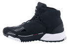 Chaussures de moto Alpinestars CR-X Drystar®, chaussures de moto, noir et blanc, profil latéral présentant un design inspiré des chaussures de course avec une tige en textile imperméable, une semelle intermédiaire en EVA blanc et une zone du sélecteur de vitesse renforcée sur la pointe.