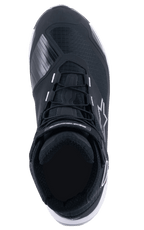 Chaussures de moto Alpinestars CR-X Drystar®, vue de dessus, noir et blanc, avec fermeture à lacets et sangle de cheville auto-agrippante, renfort de sélecteur texturé sur le bout du pied, logo étoile blanc sur le côté, chaussures de moto durables et imperméables