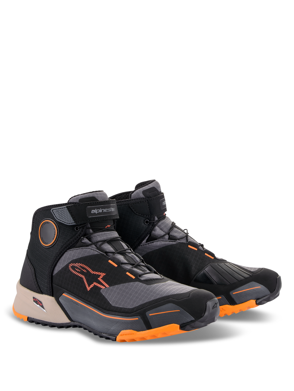 Chaussures de moto Alpinestars CR-X Drystar®, noir, marron clair et orange, design inspiré des chaussures de running, avec logos et accents orange sur la semelle, détail marron clair au talon et empiècements gris foncé, chaussures de sport toutes saisons