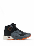 Chaussures de moto Alpinestars CR-X Drystar, noir, gris foncé et rouille, design montant avec sangle velcro à la cheville, membrane Drystar imperméable, semelle intermédiaire blanche et semelle extérieure robuste orange vif