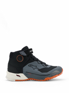 Chaussures de moto Alpinestars CR-X Drystar, noir, gris foncé et rouille, design montant avec sangle velcro à la cheville, membrane Drystar imperméable, semelle intermédiaire blanche et semelle extérieure robuste orange vif