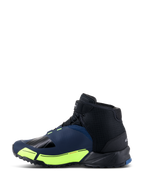 Alpinestars Chaussures de Moto CR-X Drystar®, noir, bleu foncé et jaune fluo, profil latéral présentant une silhouette de chaussure de course, membrane imperméable Drystar®, accents jaune fluo sur la semelle intermédiaire, et bout et talon renforcés pour la protection.