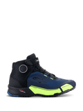 Chaussures de moto Alpinestars CR-X Drystar®, noir, bleu foncé et jaune fluo, design athlétique avec lacets noirs et sangle velcro supérieure, accents jaune vif sur la semelle intermédiaire avec marquage Drystar, logo étoile Alpinestars sur le côté, chaussures techniques pour la conduite urbaine