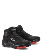 Chaussures de moto Alpinestars CR-X Drystar, noir camouflage rouge, design athlétique montant avec membrane imperméable, logo Astars blanc sur le côté, accents rouges sur la semelle extérieure et la pointe, style urbain et touring d'aventure