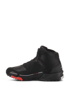 Chaussures de moto Alpinestars CR-X Drystar®, Noir Camo Rouge, chaussures imperméables, vue de profil, tige en textile noir avec panneaux à motif camouflage sombre, accents rouges sur la semelle extérieure, design athlétique inspiré des chaussures de running.