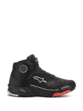Chaussures de moto Alpinestars CR-X Drystar, chaussures de moto imperméables en Black Camo Red, vue de profil avec tige à motif camouflage texturé, logo Alpinestars blanc, sangle à la cheville et semelle crantée noire avec des accents rouges à la pointe