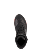 Chaussures de moto Alpinestars CR-X Drystar®, Noir Camo Rouge, vue de dessus montrant le motif camouflage et les lacets noirs, sangle de cheville avec logo Alpinestars blanc, chaussures de moto imperméables avec accents rouges sur la semelle