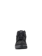 Chaussures de moto Alpinestars Primer, noir, vue de face de chaussures de moto urbaines décontractées avec une tige en daim et textile, des lacets noirs et un logo Astar blanc sur la languette.