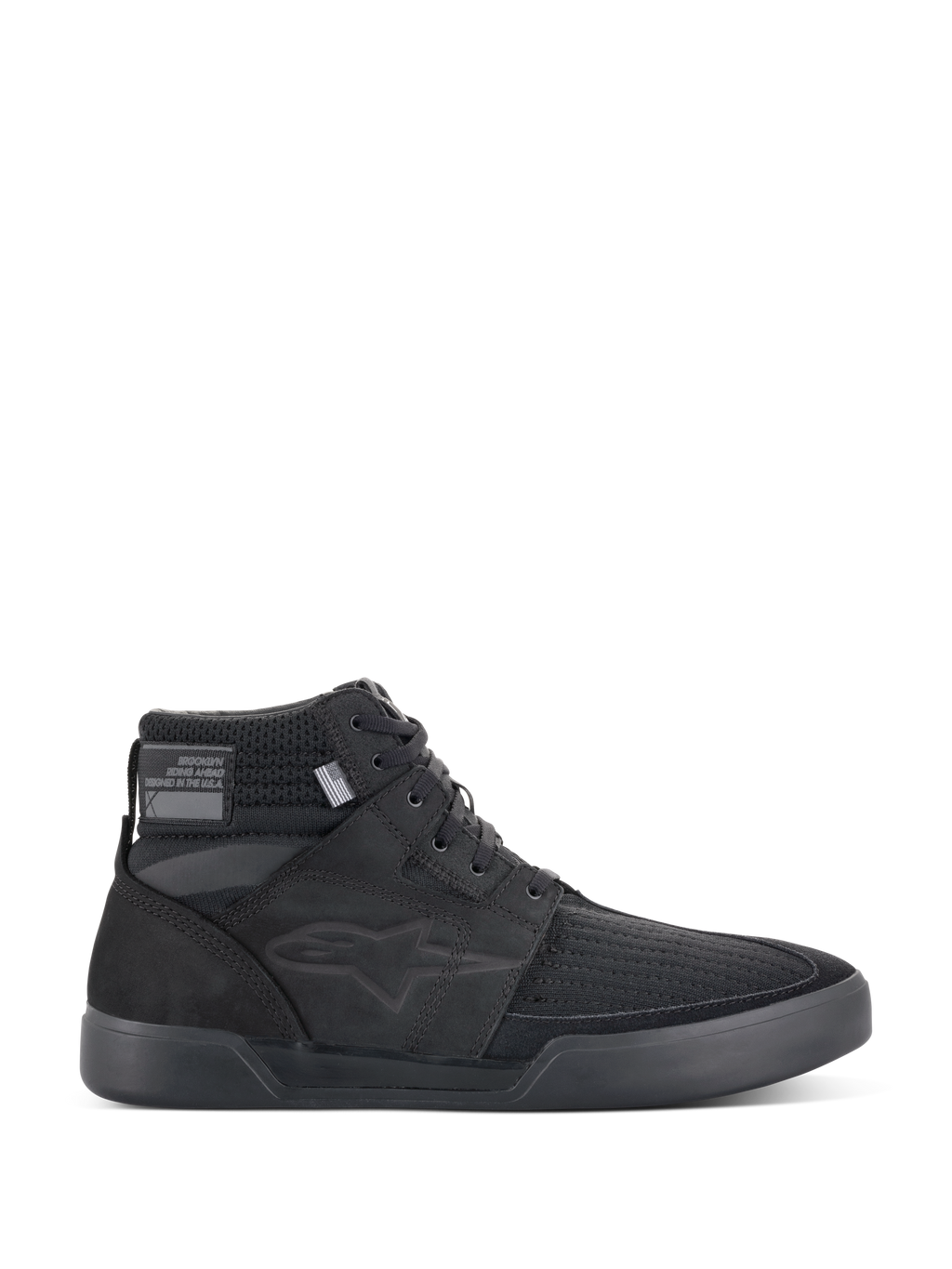 Alpinestars Primer Riding Shoes, baskets de moto noires, chaussures de moto urbaines montantes, vue de profil, tige en mesh texturé, semelle épaisse en caoutchouc, design sportif moderne avec un logo étoile discret