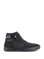 Alpinestars Primer Riding Shoes, baskets de moto noires, chaussures de moto urbaines montantes, vue de profil, tige en mesh texturé, semelle épaisse en caoutchouc, design sportif moderne avec un logo étoile discret
