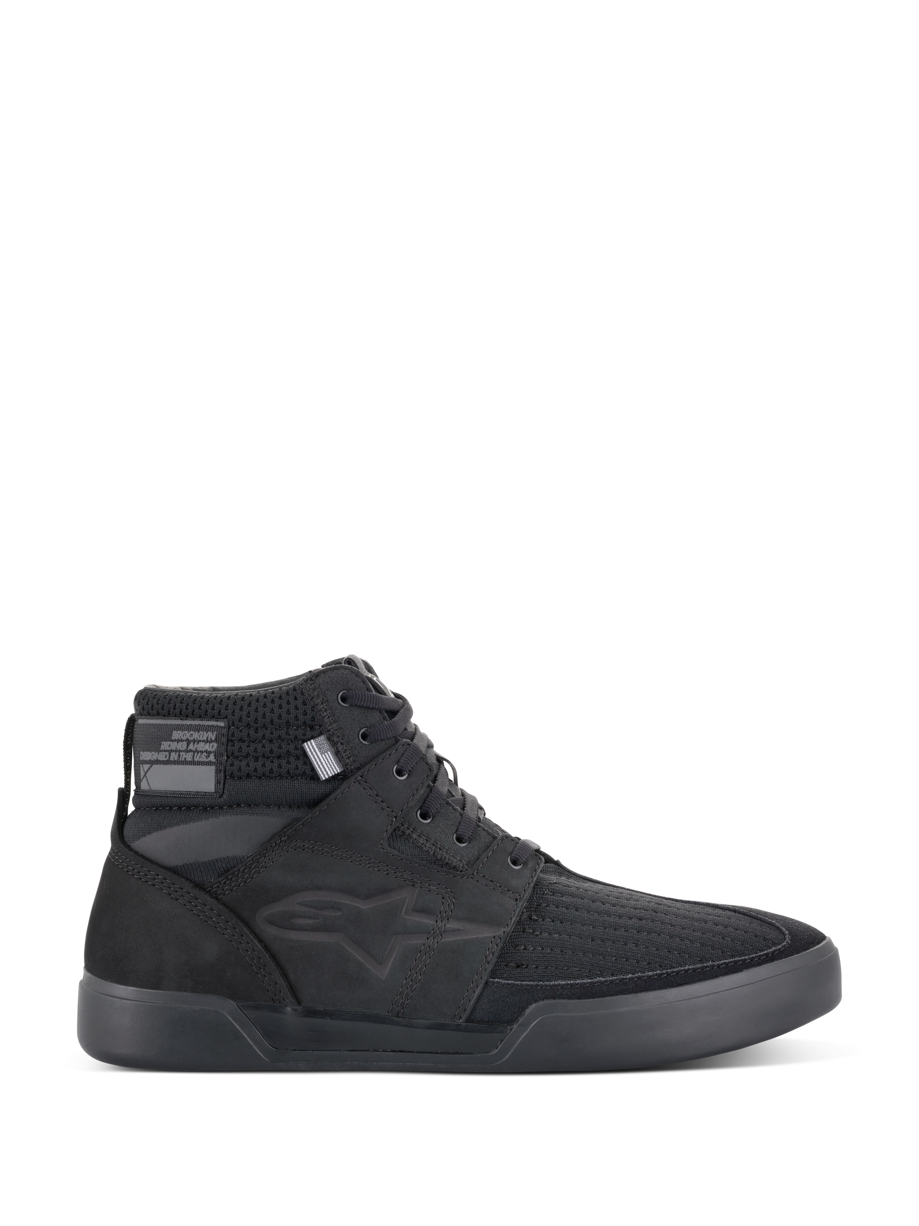 Alpinestars Primer Riding Shoes, baskets de moto noires, chaussures de moto urbaines montantes, vue de profil, tige en mesh texturé, semelle épaisse en caoutchouc, design sportif moderne avec un logo étoile discret