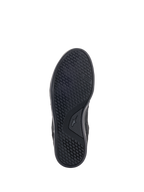Chaussures de moto Alpinestars Primer, vue de la semelle extérieure, noires, dotées d'une semelle en mélange de deux caoutchoucs résistant à l'huile avec une configuration de crampons asymétrique pour l'adhérence et une haute résistance à l'abrasion, marquage TPF visible sur le côté