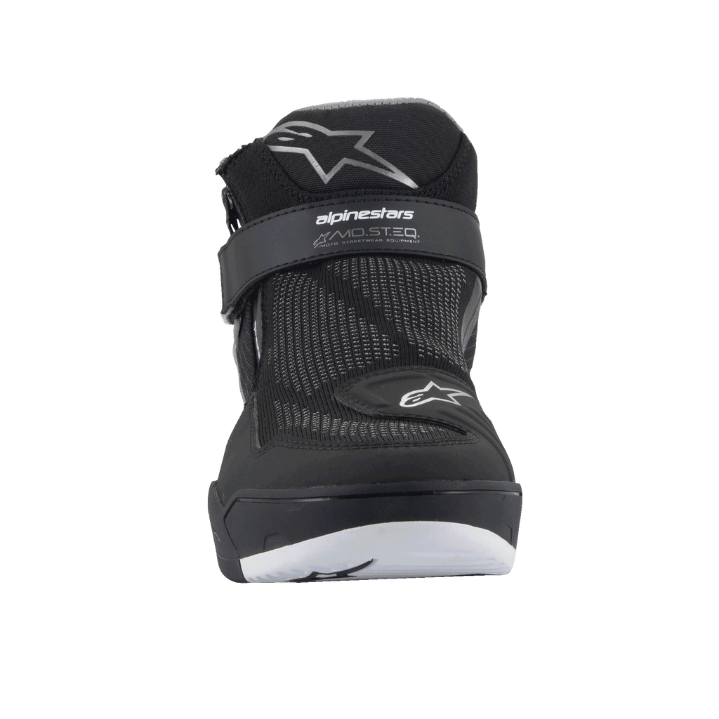 Chaussures Alpinestars Speedflight Street, Noir Gun Metal, vue de face avec tige en maille, sangle de cheville auto-agrippante avec marquage MO.ST.EQ. et logos étoiles, chaussures de moto urbaines contemporaines