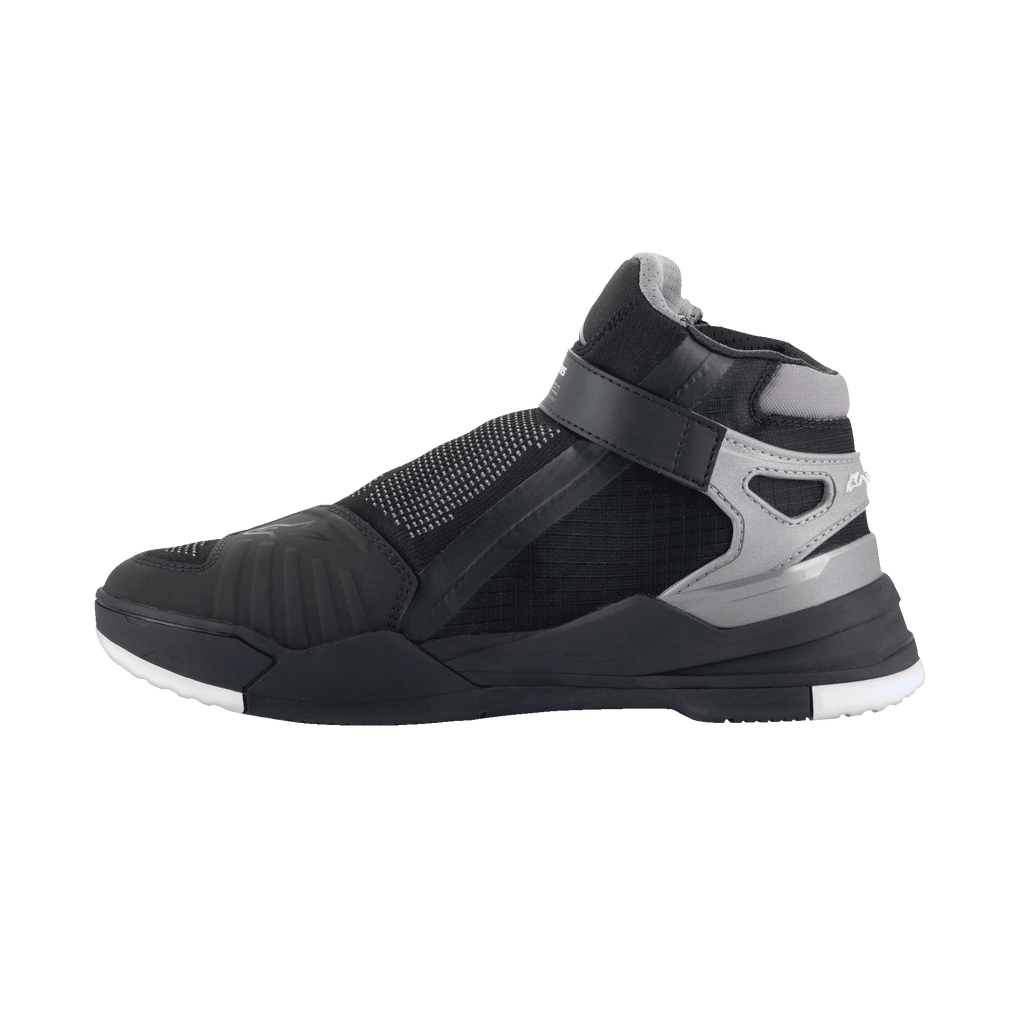 Chaussures Alpinestars Speedflight, chaussures de moto urbaines, Noir et Gun Metal, vue de profil avec tige en maille, renforts en TPU et fermeture par sangle latérale, design sportif inspiré des baskets