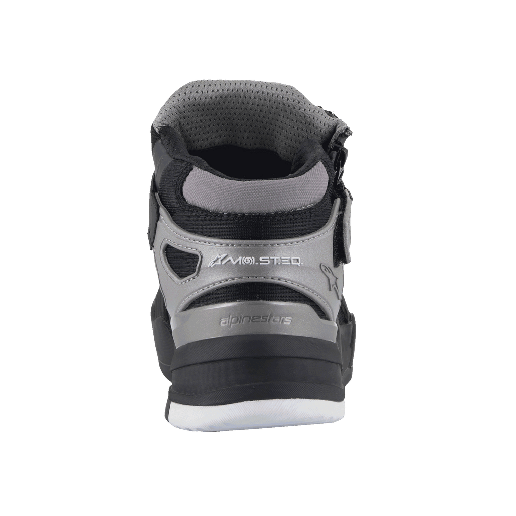 Chaussures Alpinestars Speedflight Street Shoes, Noir Gun Metal, vue arrière d'une chaussure de moto urbaine, avec marquage MO.ST.EQ sur le talon, empiècements synthétiques et en maille gris et noir, semelle texturée durable.