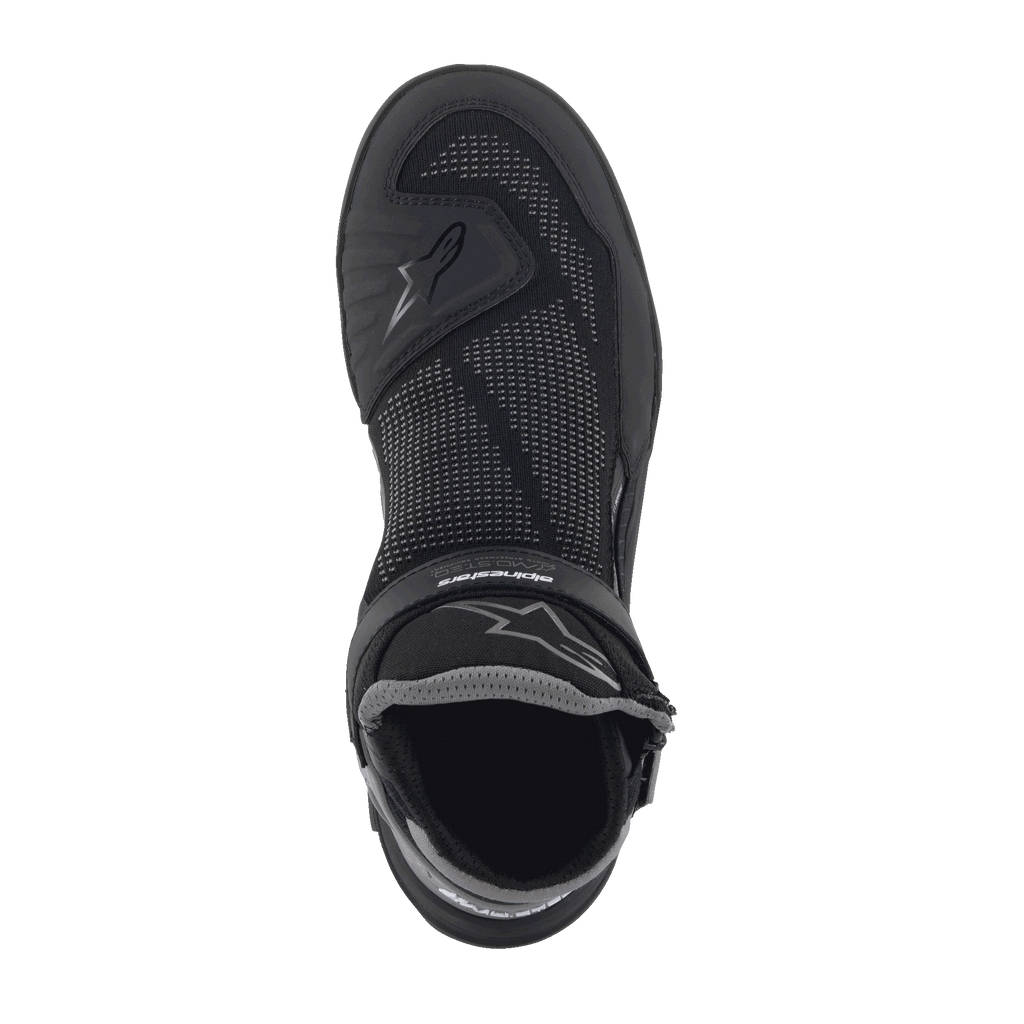 Alpinestars Speedflight Street Shoes, Noir Gun Metal, vue de dessus d'une seule chaussure présentant une tige en maille, des renforts en TPU et une sangle à boucles et crochets, chaussures de moto urbaines