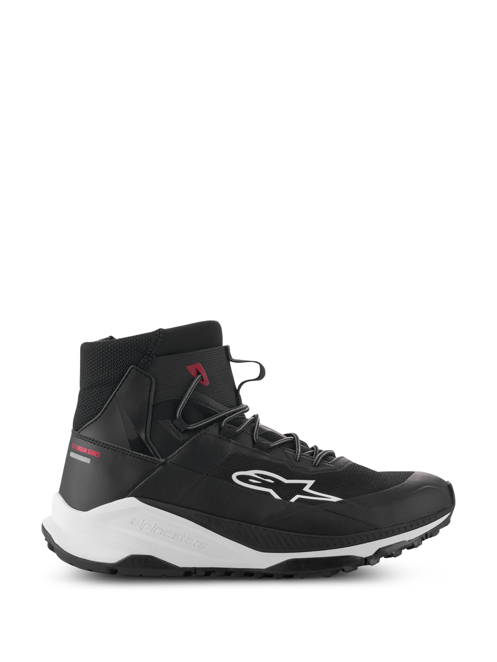 Chaussures Alpinestars Speedforce XR, baskets de moto montantes noires et blanches, équipement de conduite urbaine, profil latéral avec tige en textile mesh, logo latéral blanc, semelle intermédiaire épaisse blanche avec marquage Alpinestars et inscription Urban Series rouge sur le talon