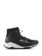 Chaussures Alpinestars Speedforce XR, baskets de moto montantes noires et blanches, équipement de conduite urbaine, profil latéral avec tige en textile mesh, logo latéral blanc, semelle intermédiaire épaisse blanche avec marquage Alpinestars et inscription Urban Series rouge sur le talon