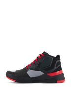Chaussures Alpinestars Speedflight, chaussures de moto performance, noir avec touches de rouge vif et de gris, vue de profil, dotées d'une tige en textile ripstop, de lacets rouge vif et d'un contrefort de talon protecteur, style baskets sportives pour les trajets urbains