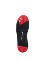 Chaussures Speedflight Alpinestars, chaussures de moto, vue de la semelle, noir et rouge vif, avec logo Alpinestars blanc et marquage TPF, semelle extérieure en caoutchouc à double densité avec motif d'adhérence multidirectionnel.