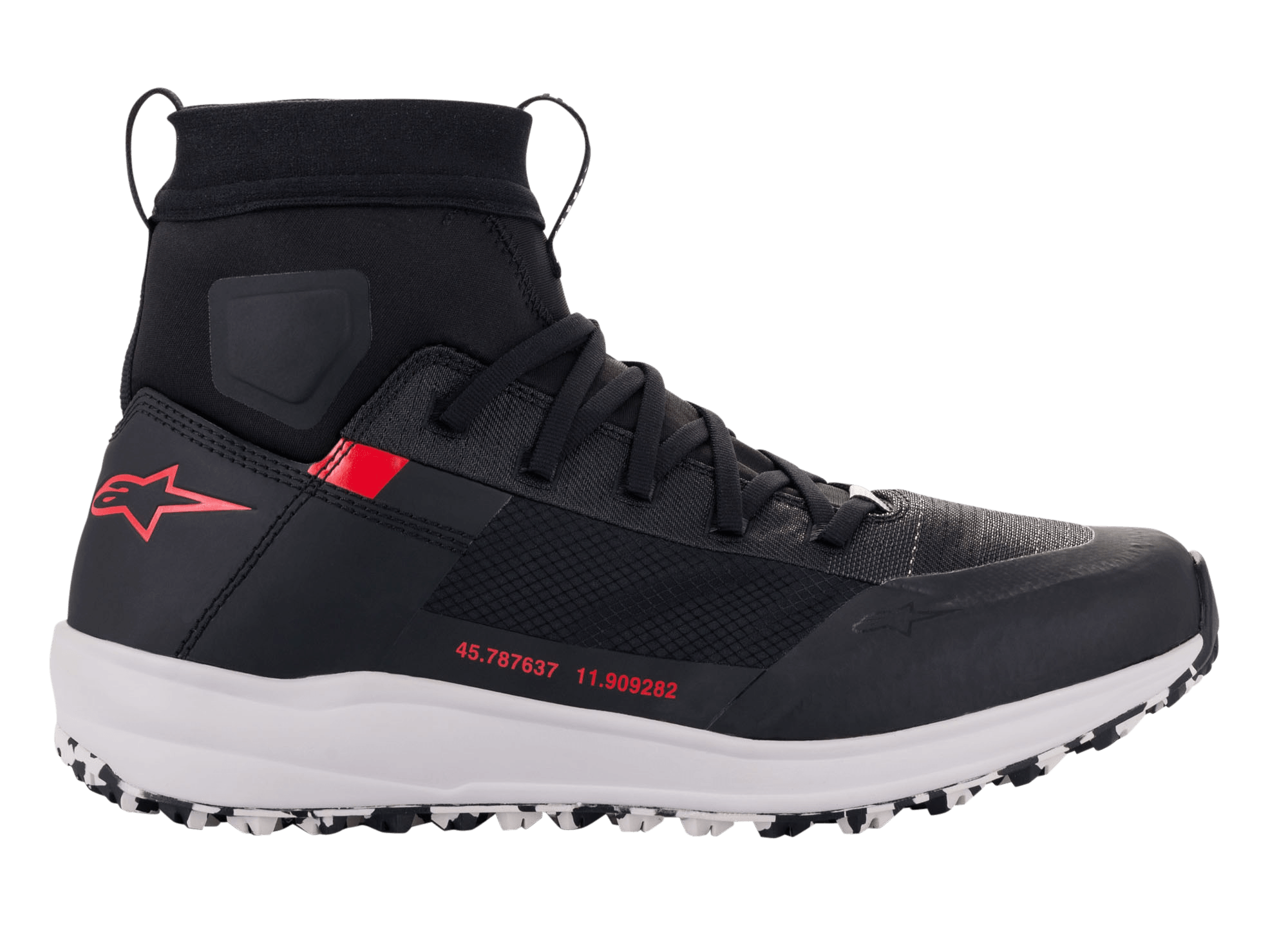 Chaussures Alpinestars Speedforce, chaussures de moto, noir, blanc et rouge, vue de profil, silhouette de chaussure de running montante avec tige en textile MATRYX®, semelle intermédiaire blanche, logo étoile rouge sur le talon et coordonnées numériques rouges sur le côté, équipement de protection urbain