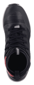 Chaussures Alpinestars Speedforce, vue de dessus, noir avec accents rouges sur le talon, chaussures de moto montantes avec tige en textile MATRYX, lacets noirs et silhouette de chaussure de running