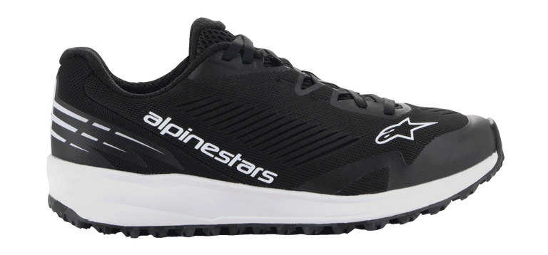 Chaussures Alpinestars Meta Road V2, chaussures sportswear, noir et blanc, vue de profil présentant une tige en mesh noir avec marquage Alpinestars et logo étoile blancs, semelle intermédiaire rembourrée blanche et semelle texturée noire.