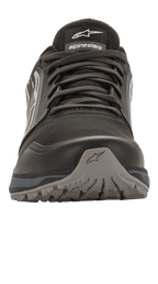Alpinestars Meta Trail Shoes, chaussure de course performante, noir et gris foncé, vue de face, embout robuste avec logo étoile, construction en mesh avec lacets, semelle extérieure en caoutchouc résistante à l'huile