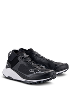 Chaussures Alpinestars Meta XR V2, chaussures de sportswear, noir, blanc et gris foncé, dotées d'une tige en maille monobloc, d'une semelle intermédiaire blanche épaisse et d'une semelle extérieure robuste, design sportif décontracté avec logo Alpinestars et lacets à motifs