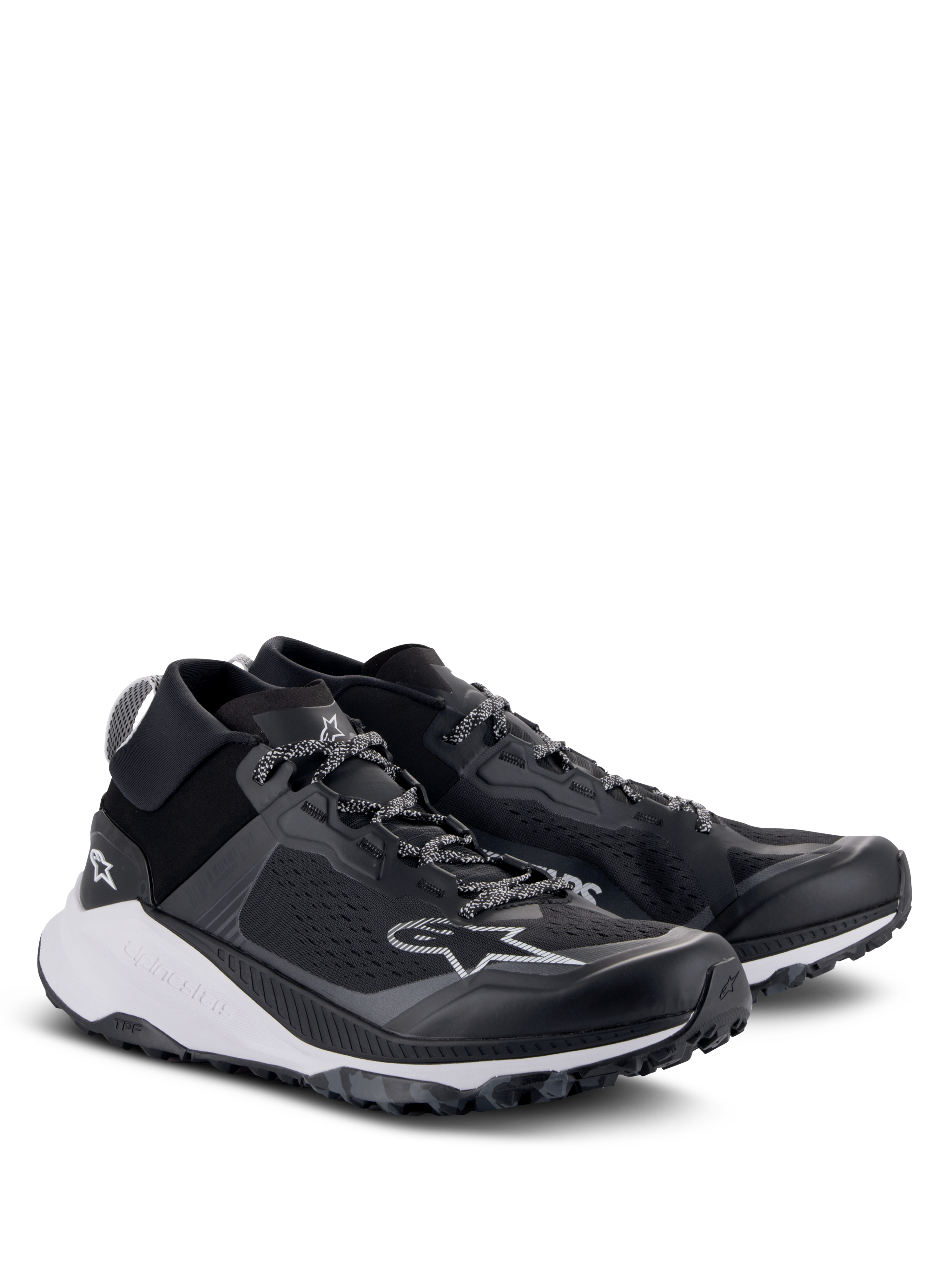 Chaussures Alpinestars Meta XR V2, chaussures de sportswear, noir, blanc et gris foncé, dotées d'une tige en maille monobloc, d'une semelle intermédiaire blanche épaisse et d'une semelle extérieure robuste, design sportif décontracté avec logo Alpinestars et lacets à motifs