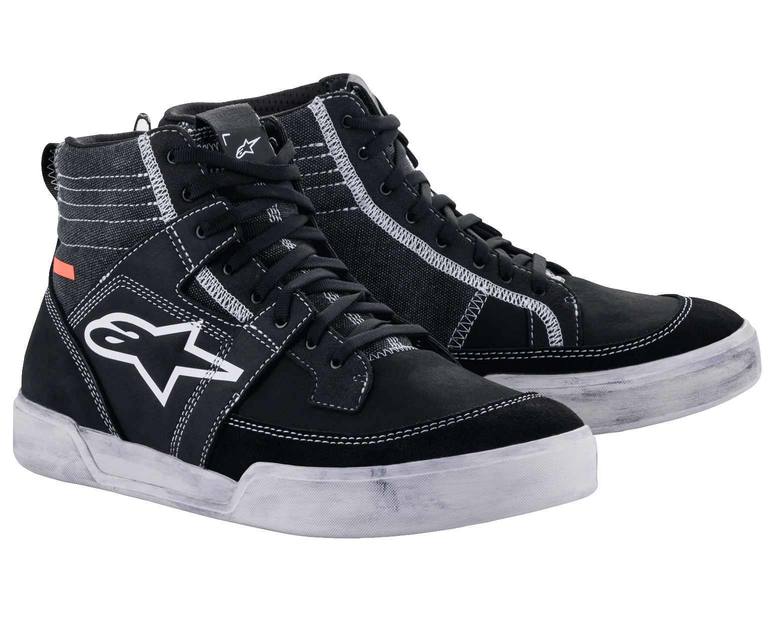 Chaussures Alpinestars Ageless Riding Shoes, chaussures de moto urbaines, noir avec surpiqûres et semelles blanches contrastées, silhouette de baskets montantes avec un grand logo étoile blanc sur le côté, équipement de protection décontracté pour la conduite sur route