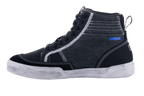 Chaussures Alpinestars Ageless Riding, chaussures de moto noir et gris froid, vue de profil, construction en toile et daim avec surpiqûres blanches contrastées, style baskets montantes avec semelle blanc cassé et lacets noirs.