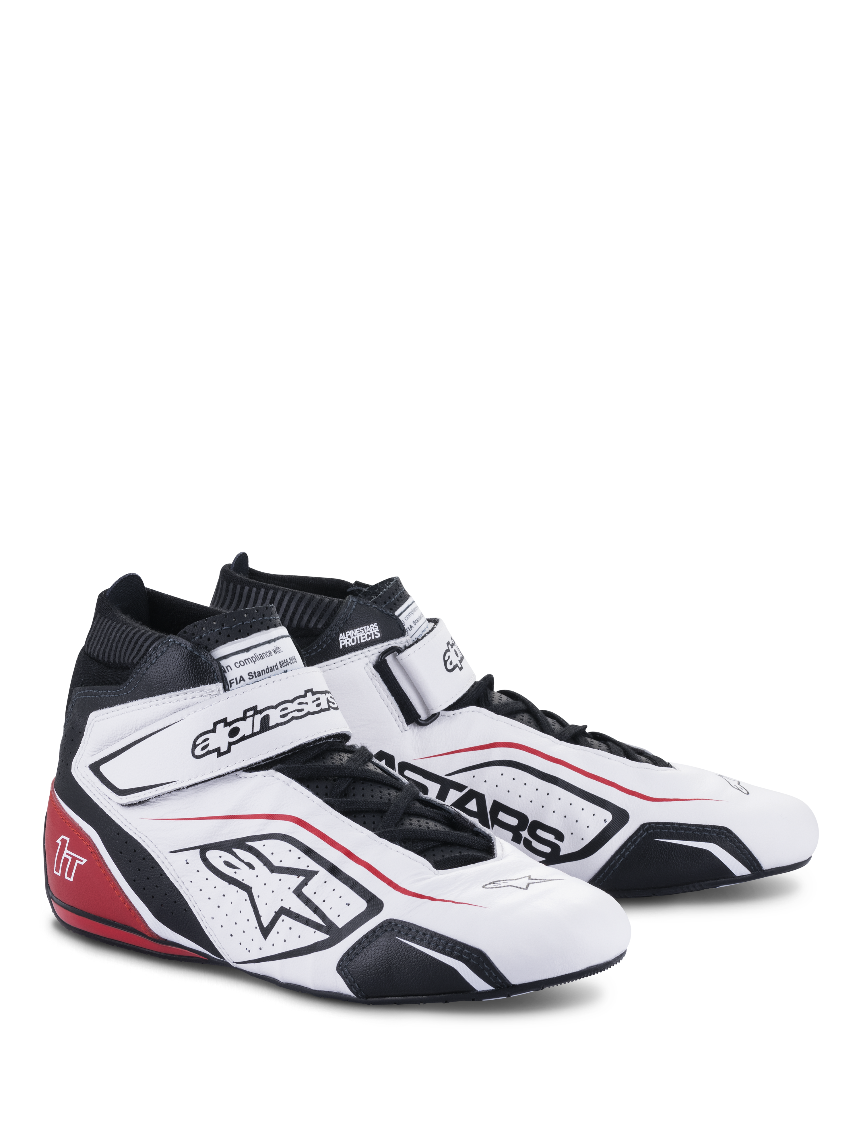 Chaussures Alpinestars Tech-1 T V3 FIA, chaussures de course automobile, blanc avec accents noirs et rouges, dotées d'une tige en cuir pleine fleur, d'une sangle de cheville réglable à bande auto-agrippante, de panneaux latéraux perforés avec le logo Astars et d'un design de course professionnel.