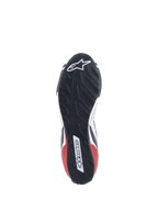 Chaussures Alpinestars Tech-1 T V3 FIA, chaussures de course automobile, blanc, noir et rouge, vue détaillée de la semelle en caoutchouc asymétrique inspirée de la bande de roulement d'un pneu, avec le logo et le lettrage Alpinestars, semelle extérieure résistante à l'huile et hydrofuge