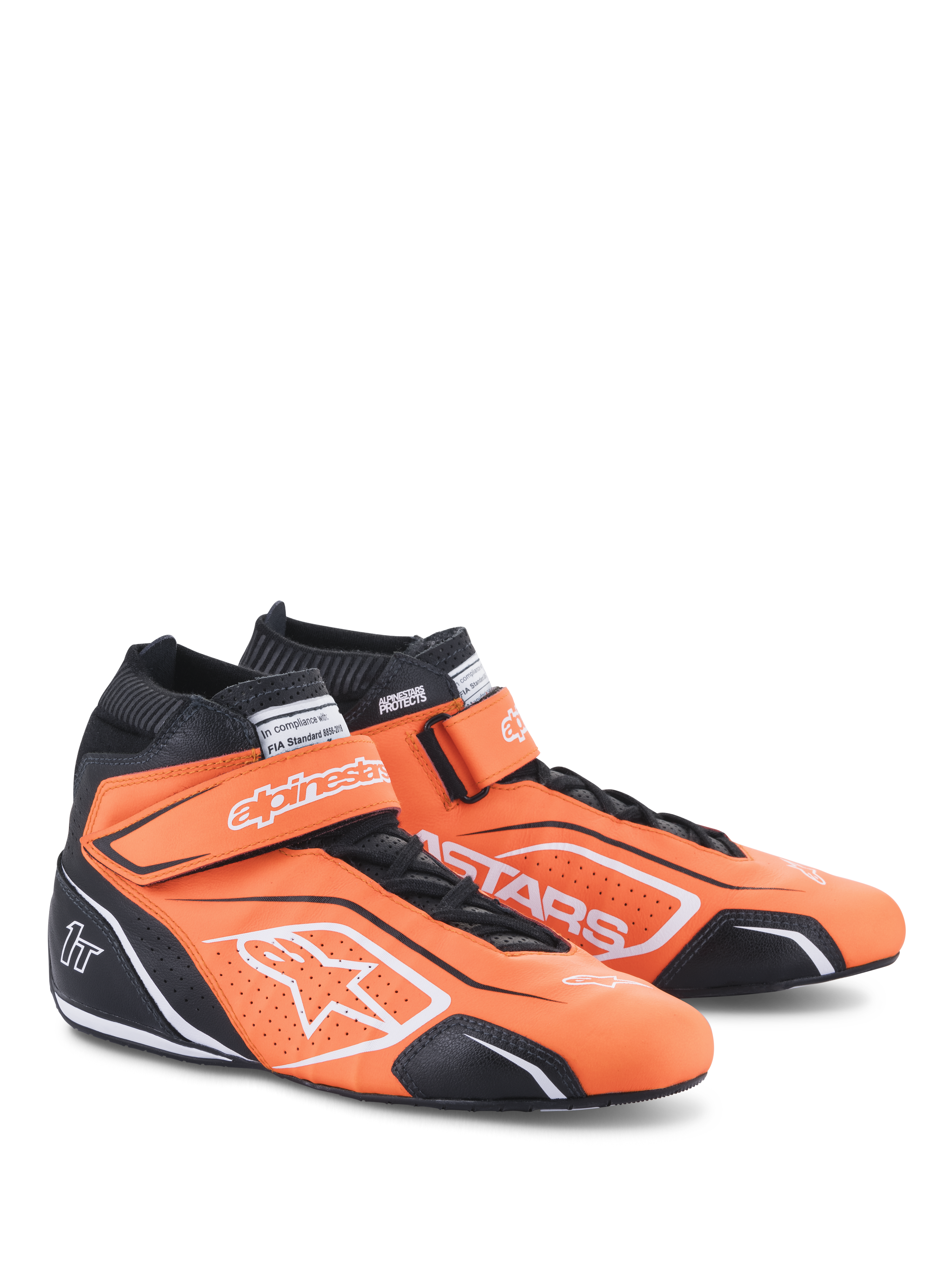 Chaussures Alpinestars Tech-1 T V3, chaussures de course automobile, orange fluo, noir et blanc, chaussures montantes professionnelles en cuir dotées de sangles auto-agrippantes sur les lacets, logos Alpinestars blancs et panneaux de protection noirs pour la performance en sport automobile.