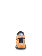 Chaussures Alpinestars Tech-1 T V3 FIA, chaussures de course automobile, orange fluo, noir et blanc, vue de face montrant la sangle à crochet et boucle avec le logo Alpinestars, les lacets noirs et l'étiquette de certification SFI sur la languette