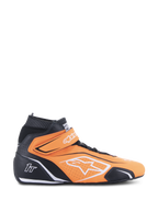 Chaussures de course Alpinestars Tech-1 T V3 FIA, orange fluo et noir, bottines de sport automobile montantes avec accents blancs et sangle Velcro à la cheville, cuir perforé pour la respirabilité, vue latérale d'un équipement de course automobile professionnel