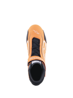Chaussures Alpinestars Tech-1 T V3, chaussures de course automobile, orange fluo, noir et blanc, vue de dessus montrant la fermeture à lacets et la sangle auto-agrippante, logo Alpinestars blanc sur la pointe, panneaux en cuir perforé et col ignifugé noir