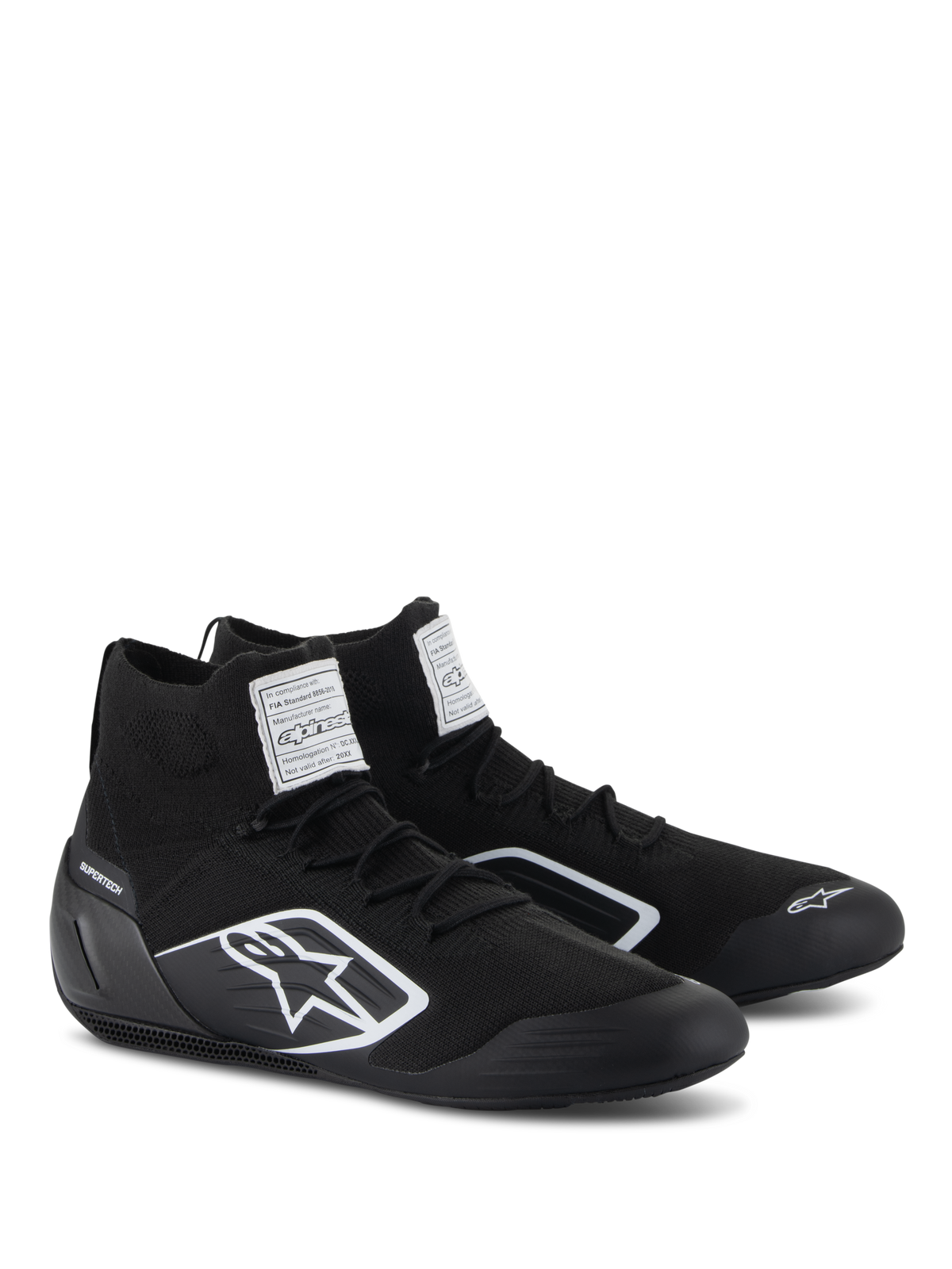 Chaussures Supertech Alpinestars, chaussures de course automobile, noir, dotées d'une tige entièrement tricotée ignifuge et d'une coque de talon en fibre de carbone, logo Alpinestars blanc sur le côté, étiquettes d'homologation FIA/SFI sur la languette, chaussures de sport automobile professionnelles au design épuré