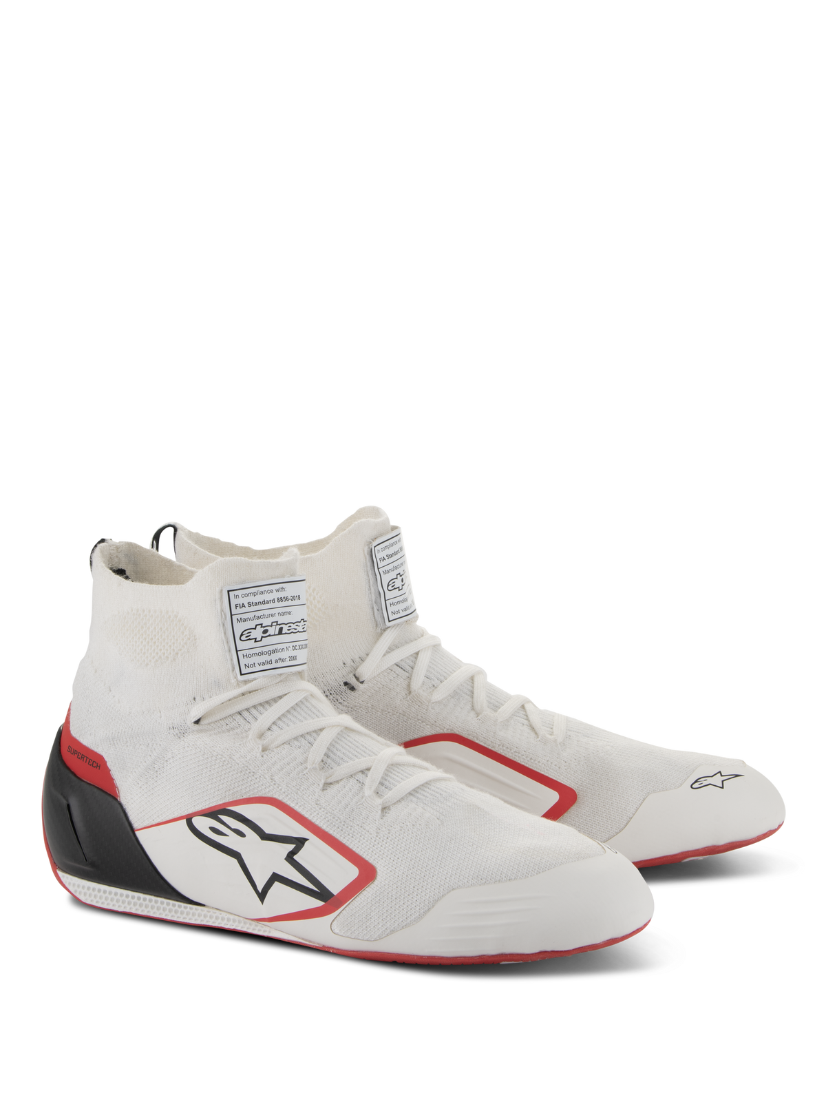Chaussures Alpinestars Supertech, chaussures de course automobile, blanc, rouge et noir, dotées d'une tige entièrement tricotée, d'un contrefort de talon en fibre de carbone noir et d'accents rouges sur la semelle et le logo, chaussures de sport automobile professionnelles avec étiquettes de certification FIA/SFI sur la languette.