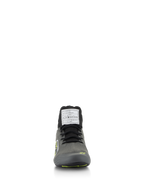 Chaussures Alpinestars Supertech, chaussures de course automobile, gris froid avec noir et jaune fluo, vue de face avec tige en tricot et étiquette d'homologation FIA sur la languette